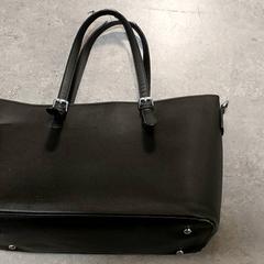 バッグ - Handtas zwart がiLostで Regio Oost-Vlaanderen によって報告されました