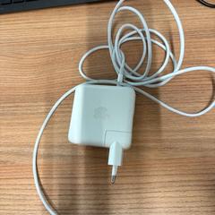 Macbook charger, iLost를 사용하여 Vrije Universiteit Brussel (VUB)에 보고됨