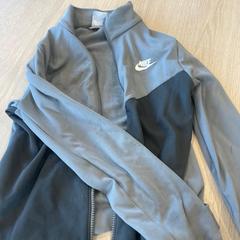 Jakke Nike, som rapportert av Van Heugten Tours ved bruk av iLost