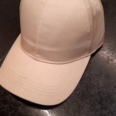 Cappellino da baseball, come riportato da Rotterdam The Hague Airport utilizzando iLost