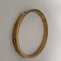 Goudkleurige armband, amint azt az iLostnak jelentették.