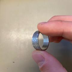 Ringa Zilverkelurige ring met motief, rapporterat av Vrije Universiteit Brussel (VUB) med iLost