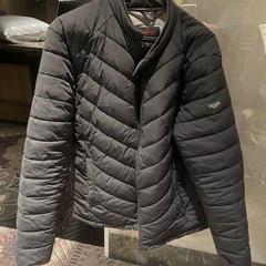 Guess jas Zwarte guess jas, がiLostで Van der Valk Hotel Assen によって報告されました