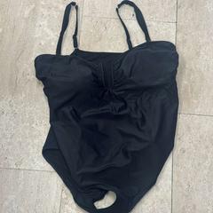 Traje de baño Zwart, ha sido reportado por Hotel van der Valk Maastricht con iLost