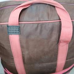 Saco بني, como reportado por محطة الدمام (الدمام) utilizando o iLost