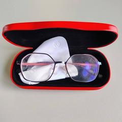 Szemüvegtok rood, amint azt Regio Limburg - Leuven az iLost segítségével jelentette.