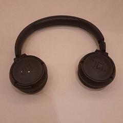 Auscultadores Zwart, como reportado por Van der Valk Hotel Schiphol utilizando o iLost