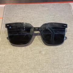 Solbriller Black, som rapportert av MEININGER Hotel Köln West ved bruk av iLost