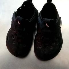 Sapatos Kind Zwart, como reportado por Burgers' Zoo utilizando o iLost