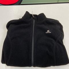 Camisola zwart met rits, como reportado por Rijksmuseum van Oudheden utilizando o iLost