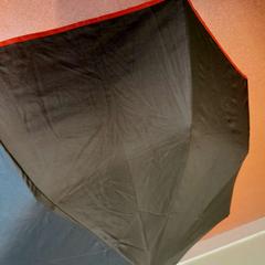 Skládací deštník noir et rouge, jak nahlášeno TCL pomocí iLost