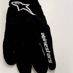 Luva, como reportado por IKEA Toulouse utilizando o iLost