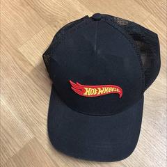 Boné, como reportado por IKEA Brno utilizando o iLost