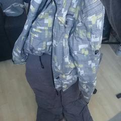 (Volgens mij) roodkleurig tasje met ski-jas en skibroek