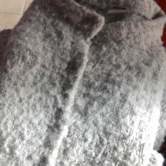 Kardigán Grey, amint azt MEININGER Hotel Heidelberg Hauptbahnhof az iLost segítségével jelentette.