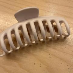 مشبك الشعر، كما تم الإبلاغ عنه بواسطة Pathé Utrecht Leidsche Rijn عبر iLost