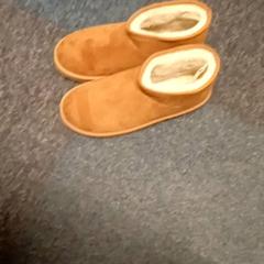 الحذاء، كما تم الإبلاغ عنه بواسطة Mövenpick Hotel Amsterdam City Centre عبر iLost