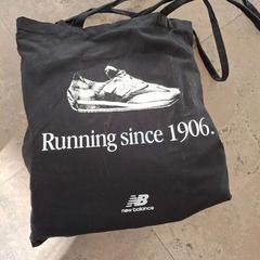Zak zwart New Balance, jak nahlášeno Regio West-Vlaanderen pomocí iLost