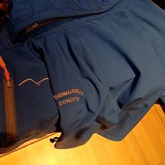 ジャケット Veste de sport à capuche bleue claire がiLostで IKEA Bayonne Ametzondo によって報告されました