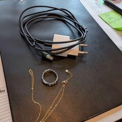 Oplader, Ring & Armband, zoals gemeld door Inntel Hotels Utrecht Centre met iLost