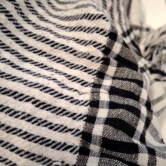 Echarpe Blanc et noir cadrillet, as reported by IKEA Rouen Tourville-La-Rivière using iLost