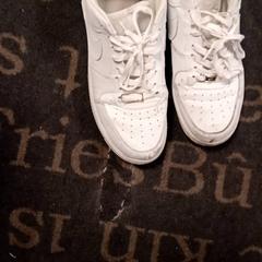 Vêtements Wit nike schoenen, a été signalé par Van der Valk Hotel Sneek utilisant iLost
