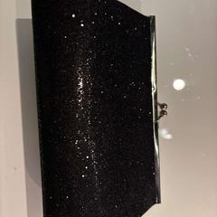 Pénztárca, amint azt Room Mate Bruno az iLost segítségével jelentette.