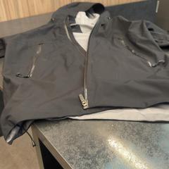 Veste, a été signalé par Rotterdam The Hague Airport utilisant iLost