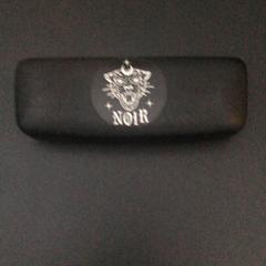 Estuche para lentes con lentes Zwart, segundo informou Universiteit Gent - Faculteitsbibliotheek LW usando iLost