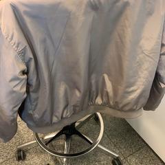 Casaco Beige, como reportado por Eindhoven Airport utilizando o iLost