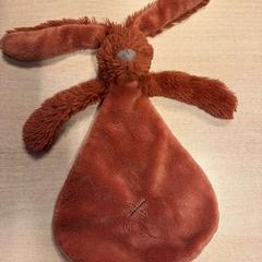 Plüss bruin/rood, amint azt Hotel Apeldoorn az iLost segítségével jelentette.