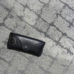 Estuche para lentes, segundo informou Relais Azalys usando iLost