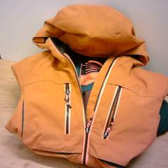 Dzseki waterproof, breathable, windproof, amint azt Bobbejaanland az iLost segítségével jelentette.