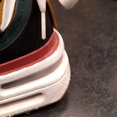 Scarpa, come riportato da Rotterdam The Hague Airport utilizzando iLost