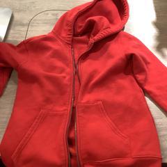 Red pullover, gisa salatu by MEININGER Hotel Bordeaux Gare Saint-Jean iLost erabiliz