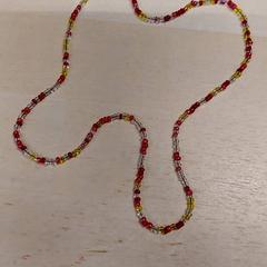 Collier Perles Rouge transparent jaune, a été signalé par IKEA Toulouse utilisant iLost