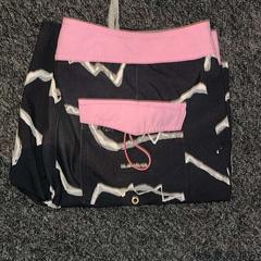 Costume da bagno swimsuit black and pink, come riportato da Haven Hotel Rotterdam utilizzando iLost