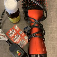 헤어 드라이어 Cough syrup and card, iLost를 사용하여 MEININGER Hotel Brussels City Center에 보고됨