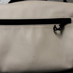 핸드백 Handtas van M.H.Bos, iLost를 사용하여 Arriva Friesland / Groningen에 보고됨