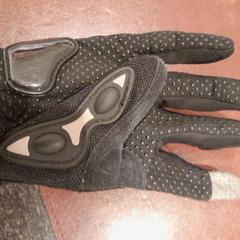 Guanto noir, come riportato da TCL utilizzando iLost