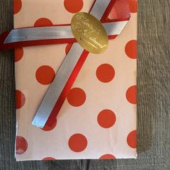 Cadeaubon, ingepakt, amint azt az iLostnak jelentették.