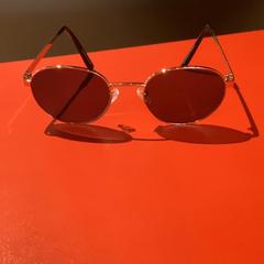 Napszemüveg, amint azt MEININGER Hotel Amsterdam City West az iLost segítségével jelentette.