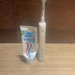 Elektromos fogkefe Braun Oral B wit, amint azt Van der Valk Hotel Apeldoorn - De Cantharel az iLost segítségével jelentette.