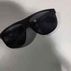 Gafas de sol Zwart, ha sido reportado por Bibliotheek Neude (Utrecht) con iLost