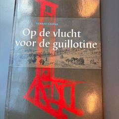 本 Op de vlucht voor de guillotine がiLostで Universiteitsbibliotheek Universiteitskwartier によって報告されました