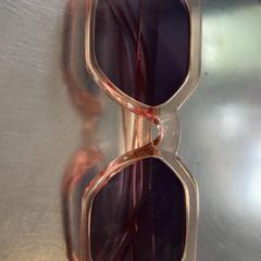 Des lunettes de soleil roze, kind, a été signalé par Burgers' Zoo utilisant iLost