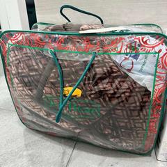 Takaró & Nejlonzacskó بني على  بنفسجي, amint azt محطة الدمام (الدمام) az iLost segítségével jelentette.