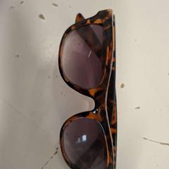 Sunglasses bruin/zwart, as reported by Avonturenpark Hellendoorn using iLost