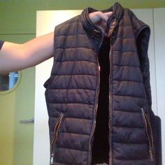 Giacca noire sans manches, come riportato da MEININGER Hotel Lyon Centre Berthelot utilizzando iLost