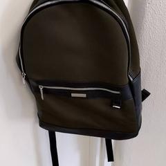 حقائب الظهر والحقائب النهارية Olijfgroen combi zwart، كما تم الإبلاغ عنه بواسطة Arriva Infoshop Enschede عبر iLost